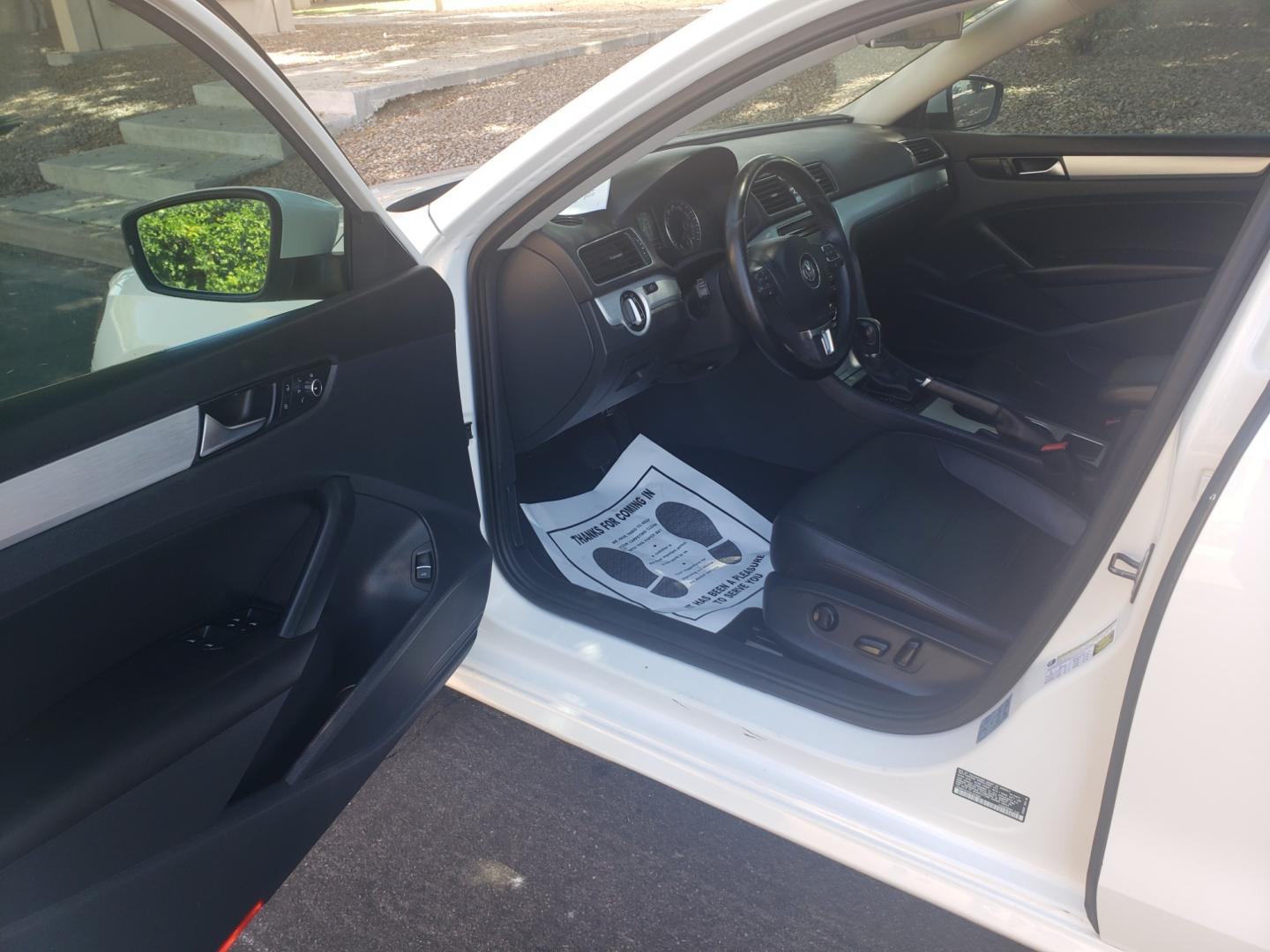 2013 WHITE /gray and black Volkswagen Passat se (1VWBP7A31DC) with an 2.5 l5 engine, 6-Speed Automatic transmission, located at 323 E Dunlap Ave., Phoenix, AZ, 85020, (602) 331-9000, 33.567677, -112.069000 - 2013 Volkswagen Passat SE,........ EXCELLENT condition,......A Real Must See!!.... No accidents, Ice cold ac, Touch Screen Stereo/CD Player, Satellite compatible, Bluetooth, Phone sync, Clean Black and Gray interior with Black Leather seats in near perfect condition, power windows, power door locks, - Photo#8